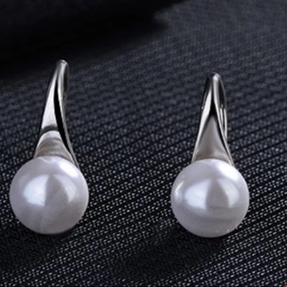 💎STUDIOGEMZ Sterling Silver White Pearl Slipper Earrings - Picture 4 of 5